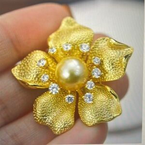 Women’s vintage matte floral brooch Pin